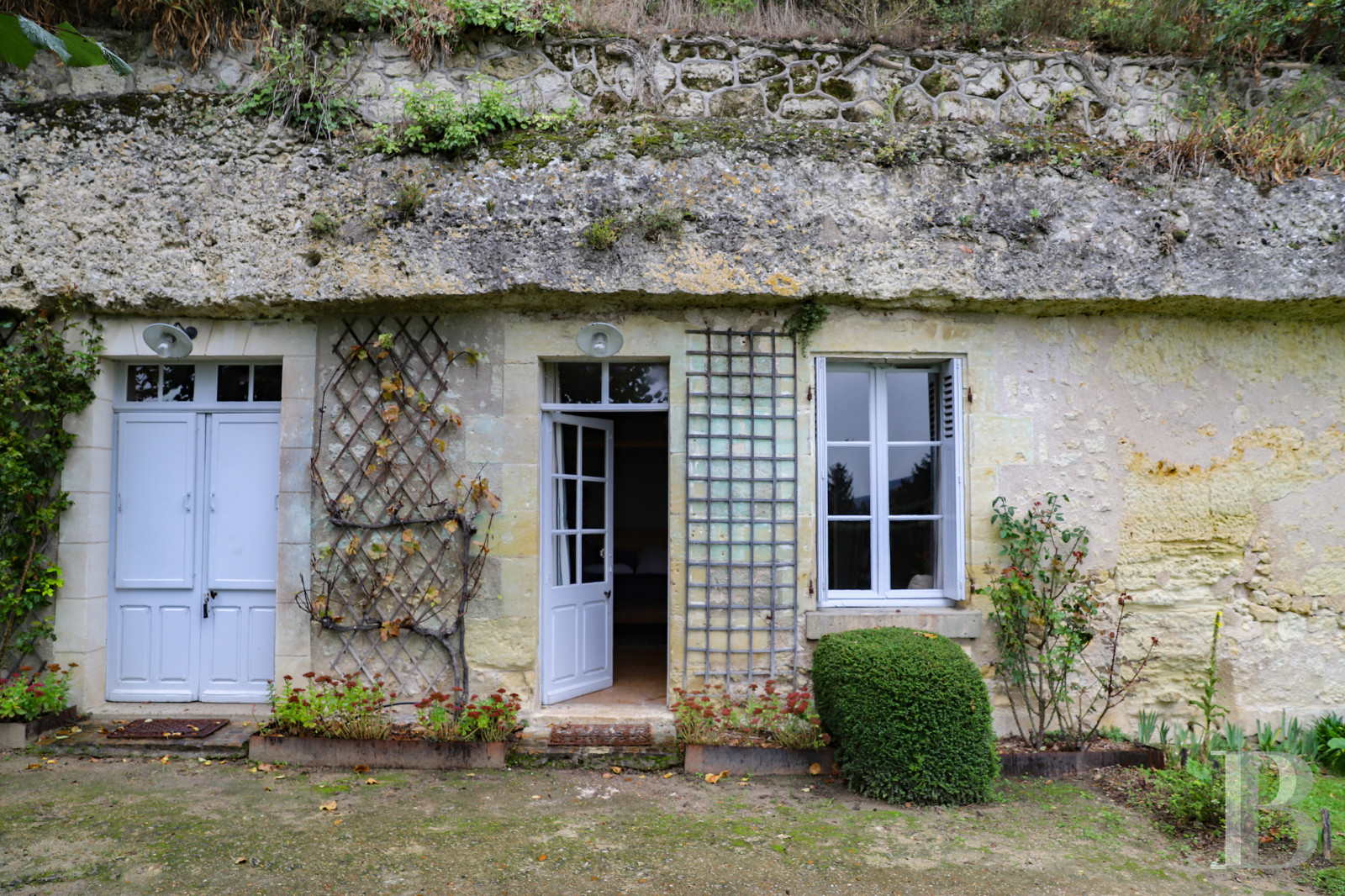 En Indre-et-Loire, sur les hauteurs d’un village, près d’Amboise, un château et son hameau en bordure de forêt - photo  n°26